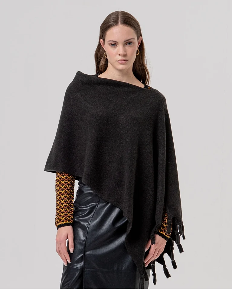 Poncho Surkana negro fleco